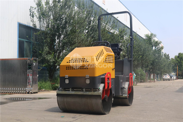 小型壓路機(jī)輪胎如何防老化？保養(yǎng)比什么都重要